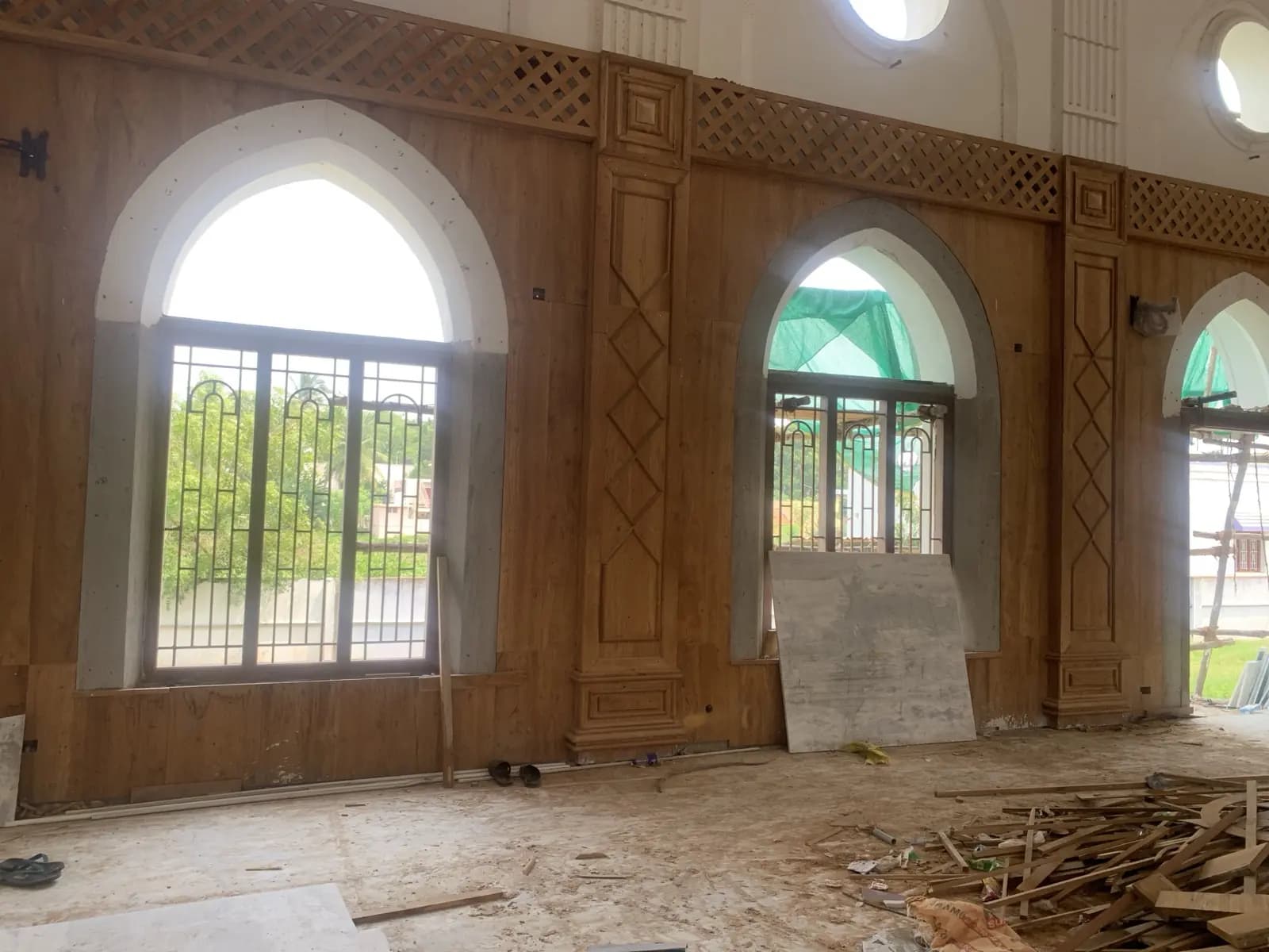 Interior arches and woodwork